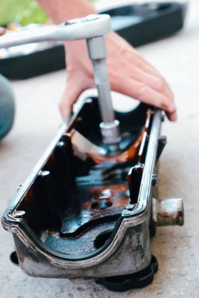 修车内燃机修理 树脂从阀盖上的低质量油中沉淀出来 冲洗滤油器 — 图库照片
