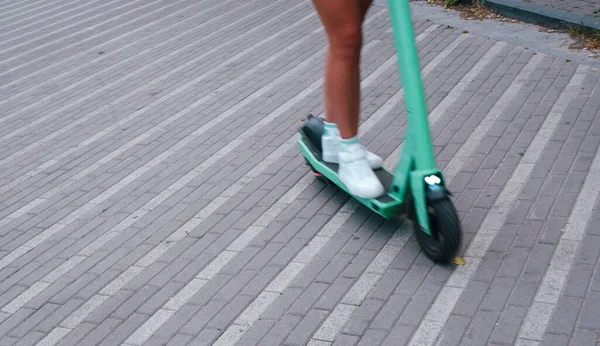 Foto Borrosa Una Mujer Montando Scooter Eléctrico Imagen Dinámica Contexto —  Fotos de Stock