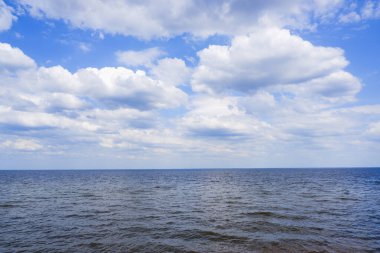 Manzara. Güneşli bir günde bulutlu nehir ve gökyüzü manzarası.