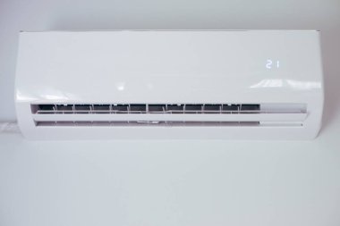 Klima. Duvara monte edilmiş klima ünitesi bir duvarın arkasında. Metnin için yer.