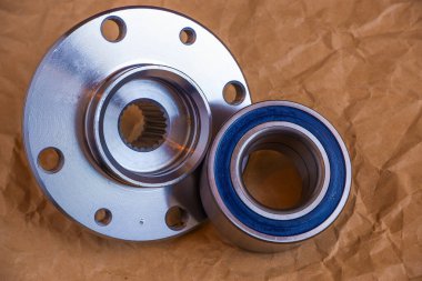 Otomotiv merkezi ve tekerlek taşıyıcısı. El işi kağıdındaki detayların yakın plan fotoğrafı.