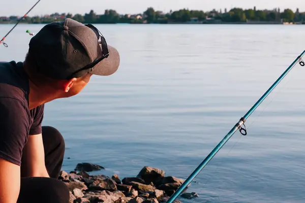 Hombre Está Pescando Pescador Con Una Caña Hilar Orilla Gran —  Fotos de Stock