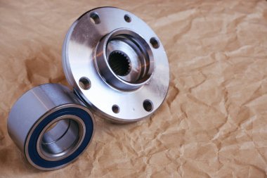 Otomotiv merkezi ve tekerlek taşıyıcısı. El işi kağıdındaki detayların yakın plan fotoğrafı.