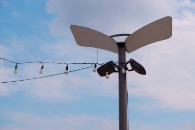 LED spot ışıkları ve yansıtıcılarıyla modern park aydınlatma direği.