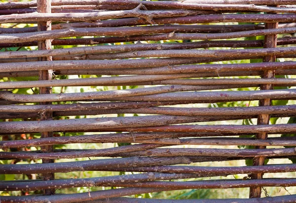 Drewniane Ogrodzenie Kontekst Splecionych Gałęzi Winorośli — Zdjęcie stockowe