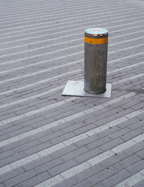 不锈钢护柱进入行人区 自动防卷棒 管制封闭在地下的道路交通 — 图库照片