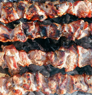 Yürüyüş sırasında kömürde kebap pişirmek. Etli şişler. Kömür eti.