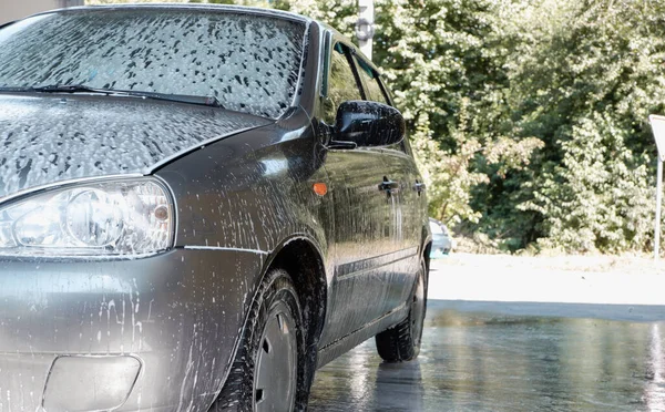 Πλυντήριο Αυτοκινήτων Πλευρά Του Αυτοκινήτου Είναι Καλυμμένη Αφρό — Φωτογραφία Αρχείου