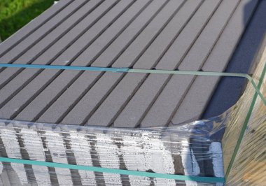 Yığınla gri beton kaldırım taşı. Titreşimli beton ürünlerin dokusu.