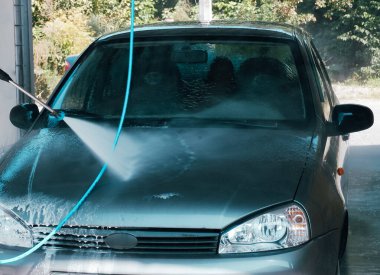 Araba yıkama. Basınçlı yıkama. Lavabodan su fışkırıyor..