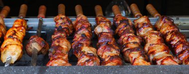 Kömürde et pişirmek. İştah açıcı et şişte kızartılır..