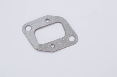 Gri, kağıt gibi, dört delikli bir conta, büyük bir merkezi delik ve üç küçük cıvata deliği, karbüratör ya da emme manifolduyla küçük bir iki felçli benzin motorunda kullanılmak üzere tasarlanmış..