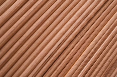 Çaprazlama dizilmiş pek çok paralel yuvarlak tahta kaplama ya da çıtanın arka plan dokusu. Mobilya imalatı ve marangozluk projeleri için doğal hafif ahşap malzeme.