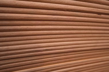 Çaprazlama dizilmiş pek çok paralel yuvarlak tahta kaplama ya da çıtanın arka plan dokusu. Mobilya imalatı ve marangozluk projeleri için doğal hafif ahşap malzeme.
