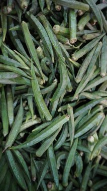 Yakın plan parlak yeşil bamya kabukları yoğun ve balmumu desenli, yukarıdan bakıldığında, tazelik konsepti.