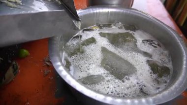 Şeker kamışı suyunu tazeleyici Buz ve Metal Kasede Bitkilerle Hazırlama