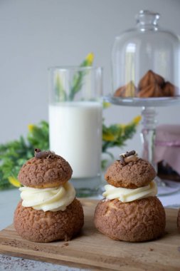 Ev yapımı çikolatalı kek, içinde bir bardak süt ve kurabiye var..