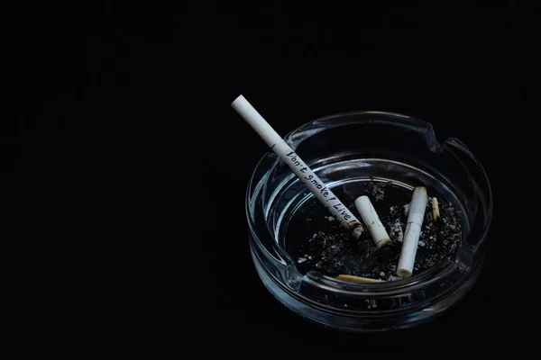 Adicción al cigarrillo. La lucha por un estilo de vida saludable. Decir no a fumar. —  Fotos de Stock