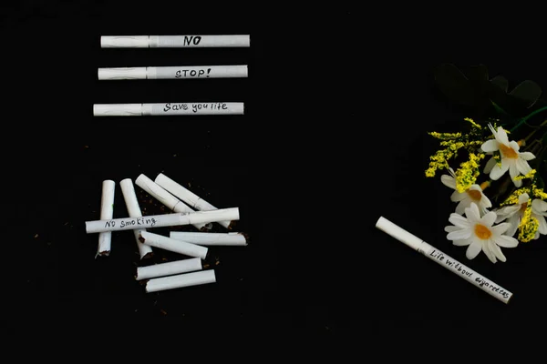 Ein Leben ohne Zigaretten. Ein gesunder Lebensstil. Zigaretten auf schwarzem Hintergrund. — Stockfoto