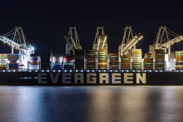 Rotterdam Países Bajos 2020 Gran Buque Evergreen Cargando Contenedores Puerto —  Fotos de Stock