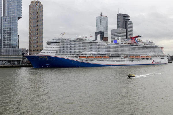 Karnaval hatları ilk kez LNG, teknik bir çağrı için Rotterdam gemi terminalindeki Mardi Gras rıhtımına güç verdi. Geçen bir su taksisi geminin boyutunu gösteriyor..