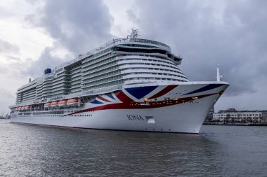 Rotterdam, Hollanda - 2021-01-19: P & O yolcu gemisi Iona ilk seferinin teknik çağrısı üzerine Rotterdam limanından ayrılıyor