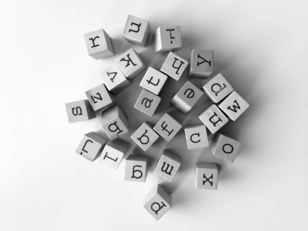 Auswahl Kleinbuchstaben Auf Würfeln Schwarz Weiß Auf Weißem Hintergrund Fotografiert — Stockfoto