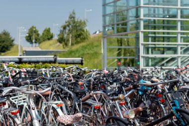 Barendrecht, Hollanda 'daki tren istasyonunda bisiklet parkı