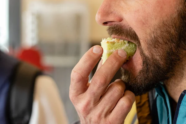 Close Van Een Man Die Een Stuk Taart Eet — Stockfoto