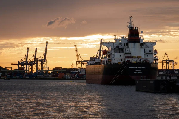 Patrón Barco Puerto Rotterdam Durante Puesta Del Sol Hora Dorada —  Fotos de Stock