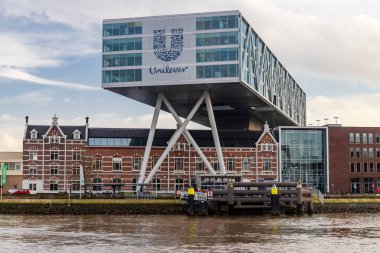 Rotterdam, Hollanda - 2021-02-04: Bulutlu bir günde Rotterdam 'daki Unilever Upfield binası. Su kenarındaki ofis binası tarihi fabrika binasının üzerine inşa edilmiş..
