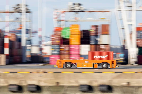 Panning Shot Veicolo Guidato Automatizzato Che Trasporta Container Sulla Banchina — Foto Stock