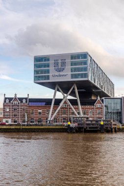 Rotterdam, Hollanda - 2021-02-04: Bulutlu bir günde Rotterdam 'daki Unilever Upfield binası. Ofis binası tarihi fabrika binasının üzerine inşa edildi..