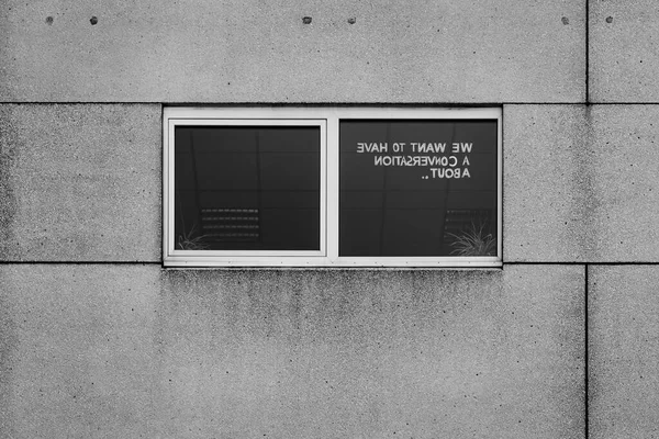 Penceredeki ayna görüntüsüyle konuşma hakkında metin.