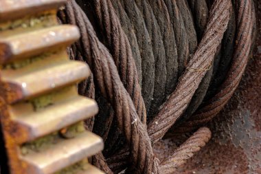 Bir makaradaki paslı kablo