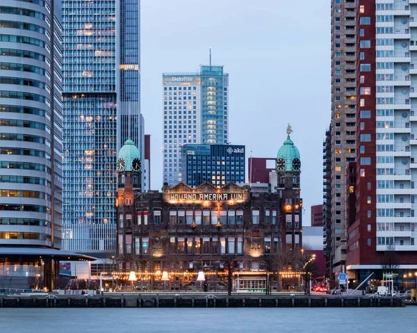 Rotterdam, Hollanda 'daki Wilhelminapier şehrinin manzarası. Hollanda 'nın tarihi eski merkez ofisini ön plandaki Amerikan hatlarını ve etrafındaki modern gökdelenleri gösteriyor..