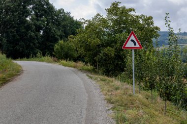 Sol virajda keskin bir sola dönüş işareti var.