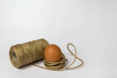 Beyaz arka planda dekoratif iplikte tavuk yumurtası, izole.