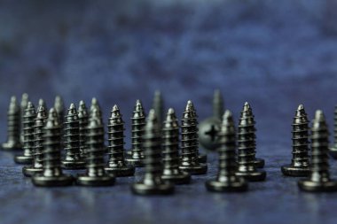 Birçok vida mavi arkaplanda sıralanmış.