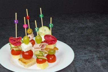 Koyu arkaplanda tabakta atıştırmalıklar