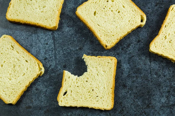 Koyu Mavi Arkaplan Görünümlü Beyaz Ekmek — Stok fotoğraf