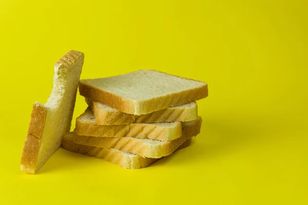 Sarı Arka Planda Tost Ekmeği — Stok fotoğraf