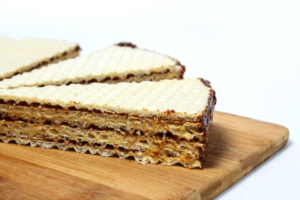 Torta Obleas Una Tabla Cortar Sobre Fondo Blanco Cerca —  Fotos de Stock