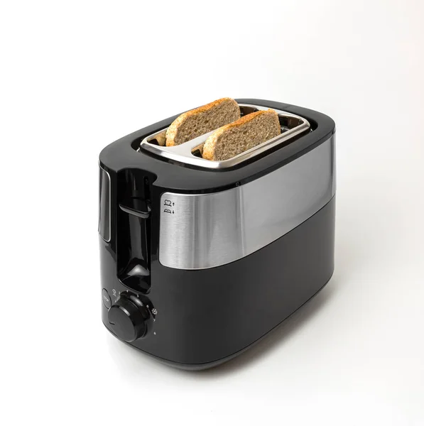 Beyaz arka planda tost makinesi olan siyah-gri tost makinesi izole edilmiş.