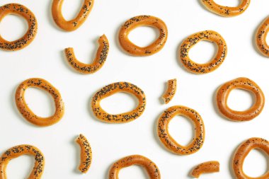 Beyaz arka planda, haşhaş tohumları, üst manzara, desen, izole edilmiş, yakın çekim, kurutma, kahverengi, kırık...