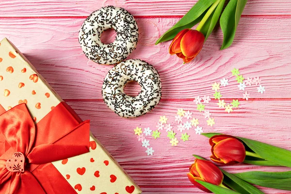 Pembe arka planda beyaz çörekler, 8 Mart, kadınlar günü konsepti, pembe arka planda dağınık laleler, 8 Mart, kadınlar günü konsepti, dağınık laleler