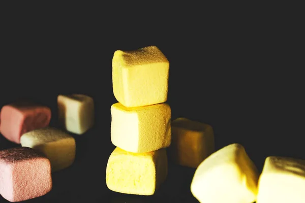 Çok renkli marshmallow kare şekli, koyu arkaplan, yakın plan, ön manzara