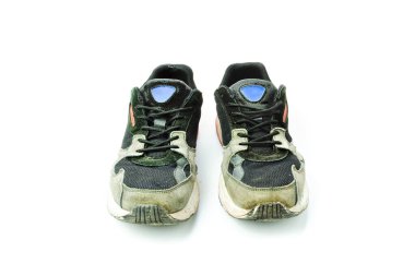 Kirli ayakkabılar beyaz arka planda, izole, ön manzara