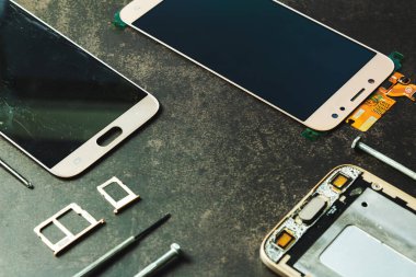 Ekran akıllı telefonuna dokun, tam ekran bozuk sensör, arka planda, telefonları onarıyor.