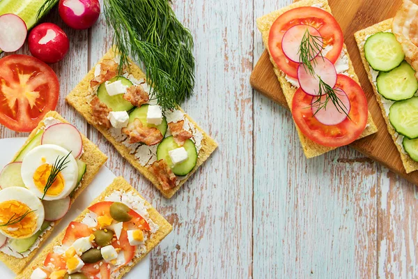 Yemek molası, sandviçler sağlıklı yemek manzarası.